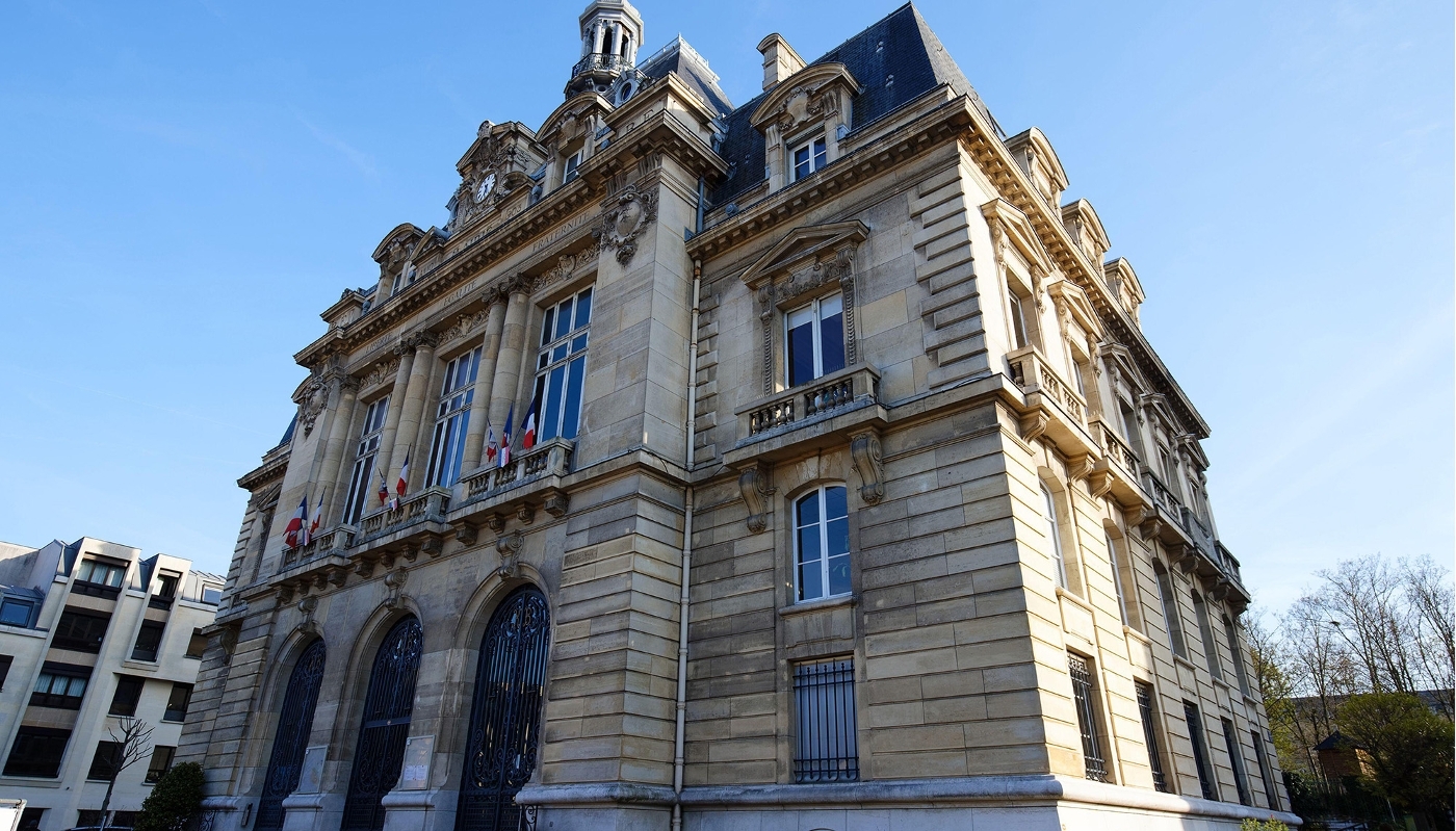 Vue extérieure de l'hôtel de ville du Kremlin-Bicêtre (Val-de-Marne).