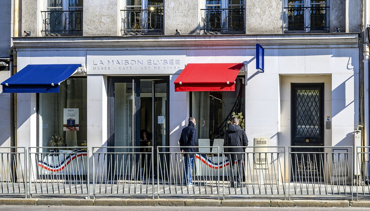 La façade de la Maison Élysée, située au 88 de la rue du Faubourg Saint-Honoré, face à l'entrée principale du Palais de l'Élysée, le 17 mars 2025.