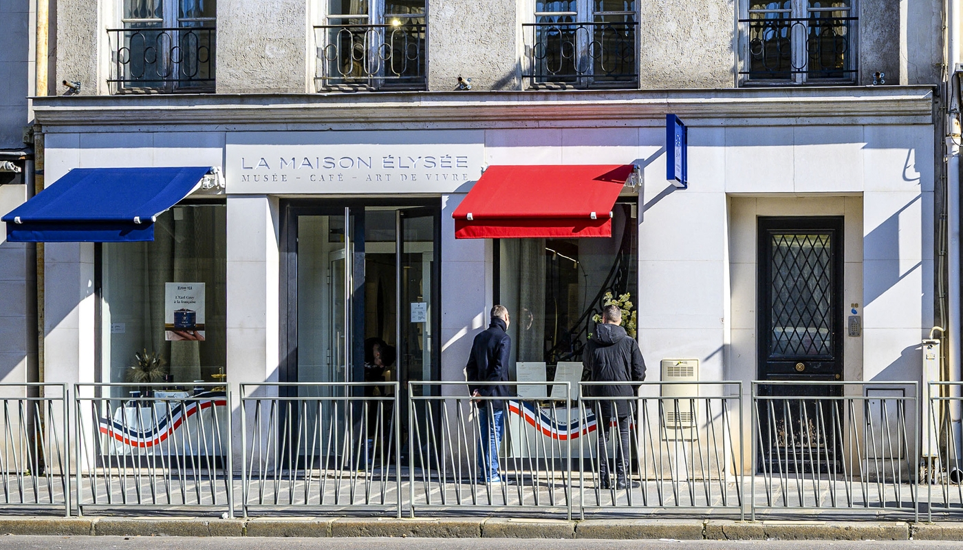 La façade de la Maison Élysée, située au 88 de la rue du Faubourg Saint-Honoré, face à l'entrée principale du Palais de l'Élysée, le 17 mars 2025.
