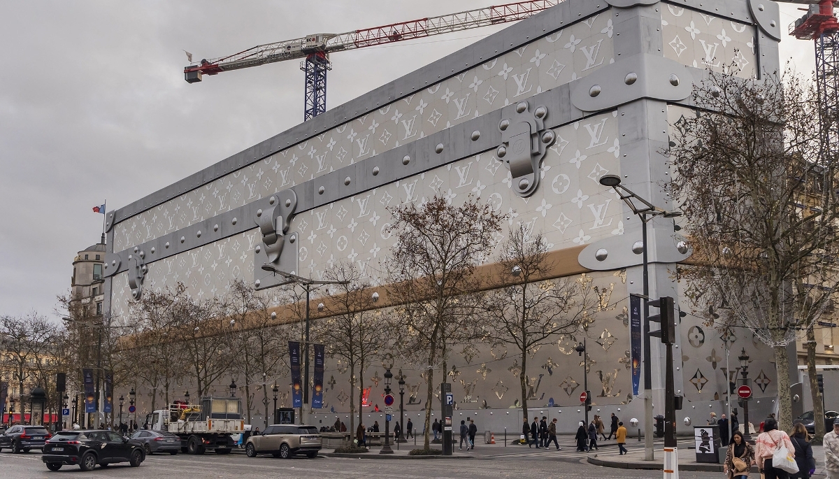Le chantier de transformation du bâtiment destiné à accueillir le magasin Louis Vuitton sur les Champs-Élysées, ici en 2024.