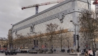 Le chantier de transformation du bâtiment destiné à accueillir le magasin Louis Vuitton sur les Champs-Élysées, ici en 2024.