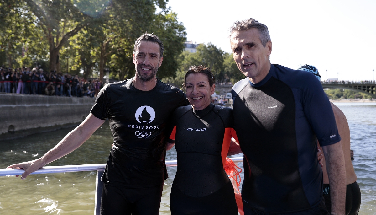 Marc Guillaume (à droite), préfet de la région Ile-de-France, après la première baignade dans la Seine en compagnie de la maire de Paris Anne Hidalgo (au centre) et de Tony Estanguet (à gauche), président de Paris 2024, le 17 juillet 2024.