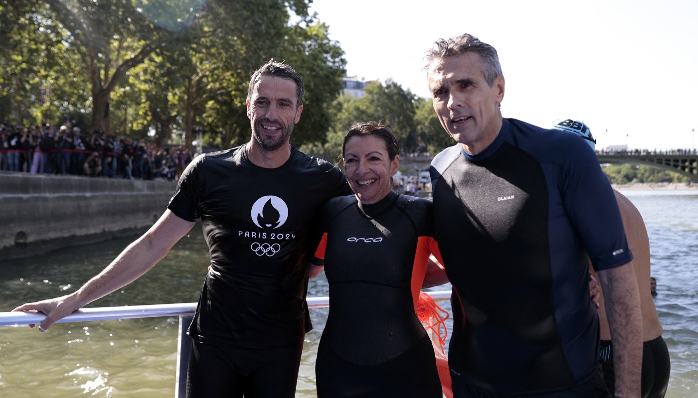 Marc Guillaume (à droite), préfet de la région Ile-de-France, après la première baignade dans la Seine en compagnie de la maire de Paris Anne Hidalgo (au centre) et de Tony Estanguet (à gauche), président de Paris 2024, le 17 juillet 2024.