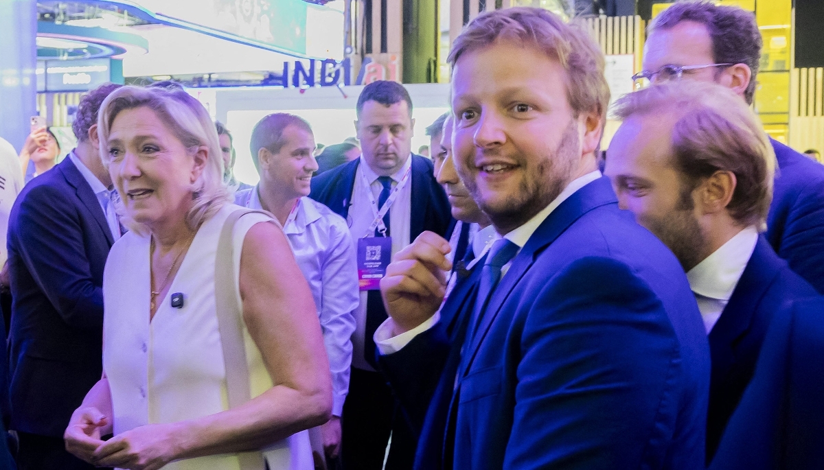 Marine Le Pen et Ambroise de Rancourt, son directeur de cabinet, accompagnés de la délégation RN au salon VivaTech, le 19 juin 2026, à Paris. 