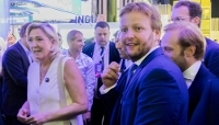 Marine Le Pen et Ambroise de Rancourt, son directeur de cabinet, accompagnés de la délégation RN au salon VivaTech, le 19 juin 2026, à Paris. 