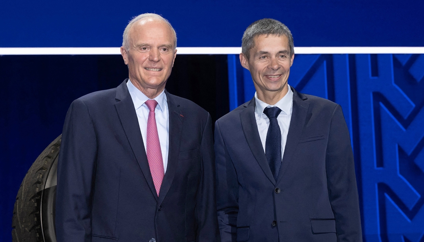 Florent Menegaux, président du groupe Michelin, et son numéro deux, Philippe Jacquin, au zénith de Cournon-d'Auvergne, le 22 mai 2026.
