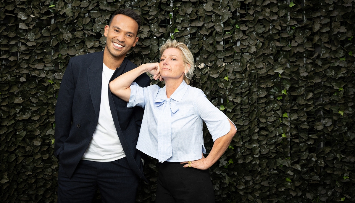 Deux des présentateurs de 'C à vous', Mohamed Bouhafsi et Anne-Élisabeth Lemoine.