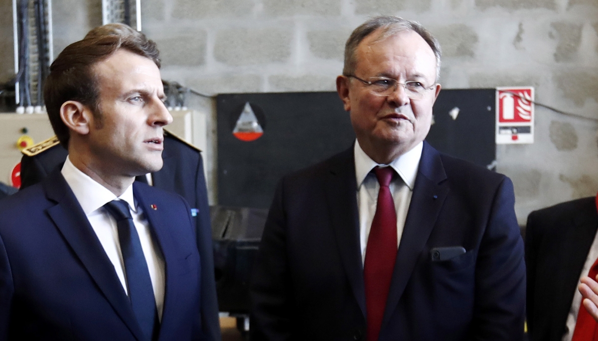 Patrick Molis et Emmanuel Macron en visite à la base aérienne de Sauvagnon, près de Pau, le 14 janvier 2020. 
