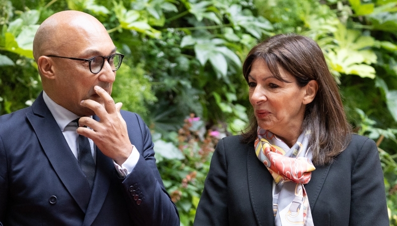 L'élu parisien Arnaud Ngatcha et la maire Anne Hidalgo, le 15 octobre 2024.