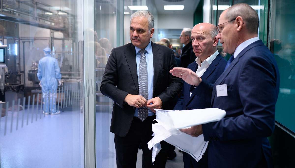 Stefan Oelrich, président de l'Efpia, ici avec le maire de Berlin Kai Wegner et le chef de projets de Bayer Frank Zägel, à Berlin, le 23 novembre 2023.
