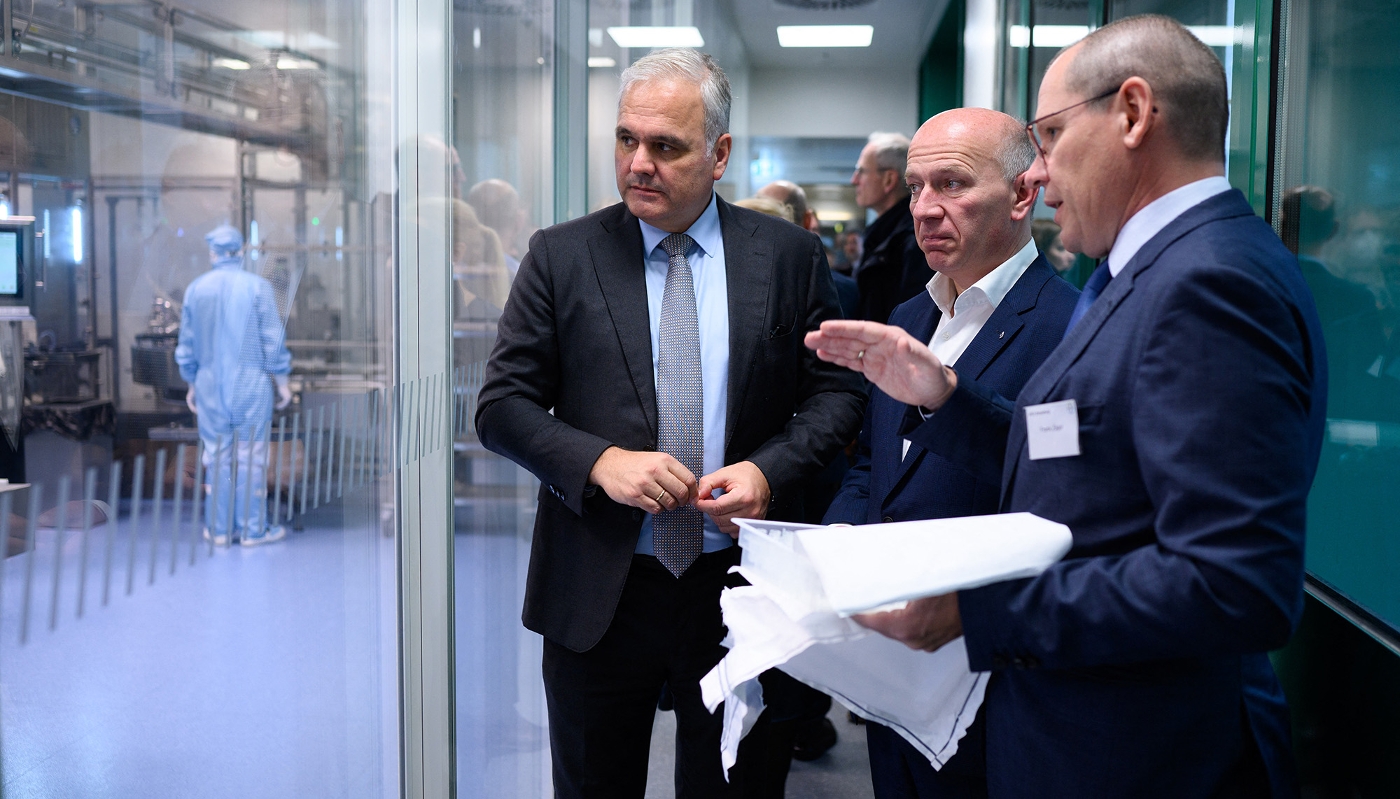 Stefan Oelrich, président de l'Efpia, ici avec le maire de Berlin Kai Wegner et le chef de projets de Bayer Frank Zägel, à Berlin, le 23 novembre 2023.