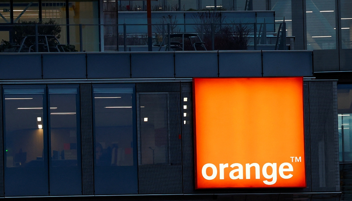 Vue du logo Orange, accroché au siège de la société à Issy-les-Moulineaux. 