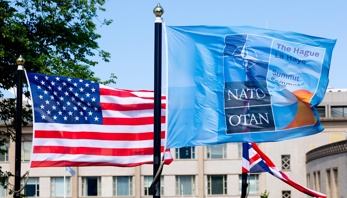 Le drapeau des États-Unis et celui de l'OTAN à La Haye, à l'occasion du sommet de l'Alliance.