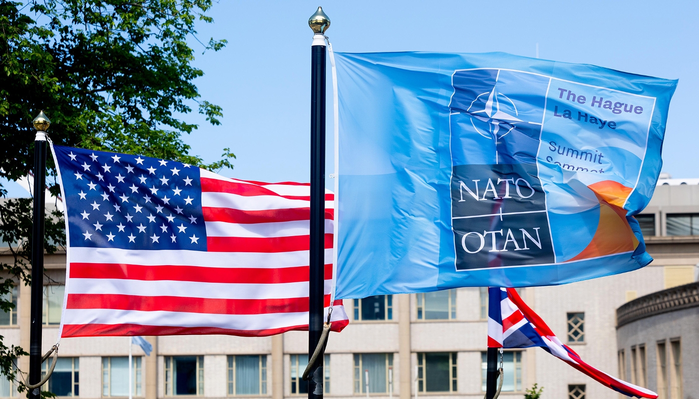 Le drapeau des États-Unis et celui de l'OTAN à La Haye, à l'occasion du sommet de l'Alliance.