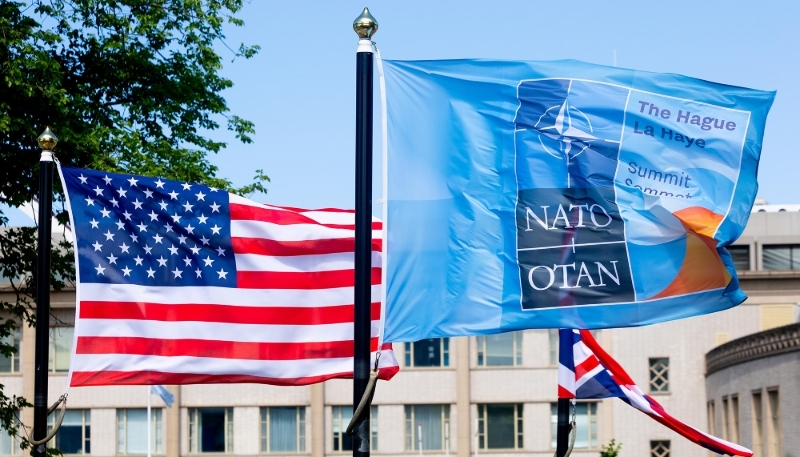 Le drapeau des États-Unis et celui de l'OTAN à La Haye, à l'occasion du sommet de l'Alliance.
