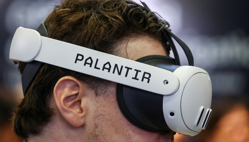 Un visiteur teste un dispositif Maven de Palantir, lors d'un salon au Japon, le 21 mai 2025.