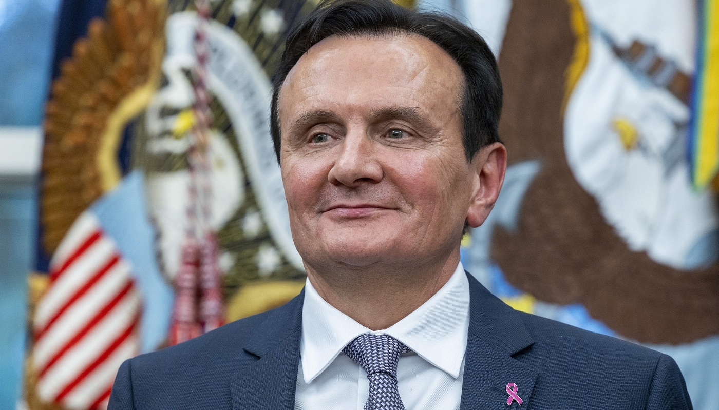 Pascal Soriot, PDG d'AstraZeneca, le 10 octobre 2025 à à la Maison-Blanche (Washington D.C.), dans le Bureau ovale, lors de la conférence de presse du président Trump  sur le prix des médicaments