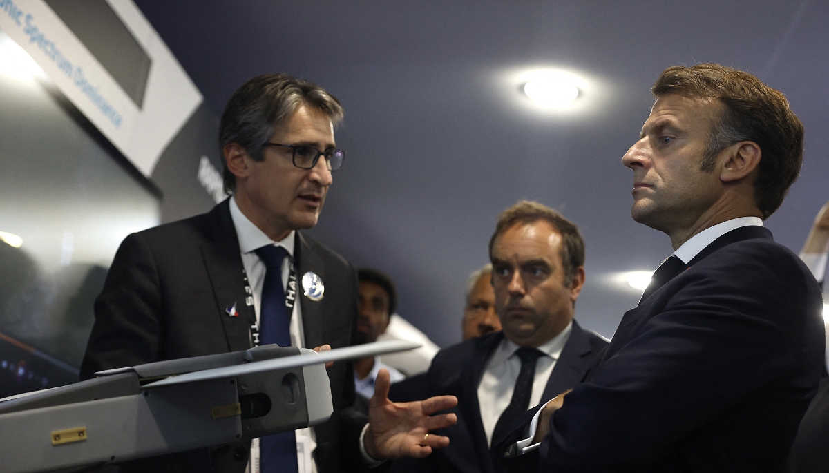 Patrice Caine, PDG de Thales, Emmanuel Macron, président de la République française, et Sébastien Lecornu (arrière-plan), alors ministre des armées, depuis devenu premier ministre, le 20 juin 2025, au Bourget, lors du Salon international de l'aeronautique et de l'espace.