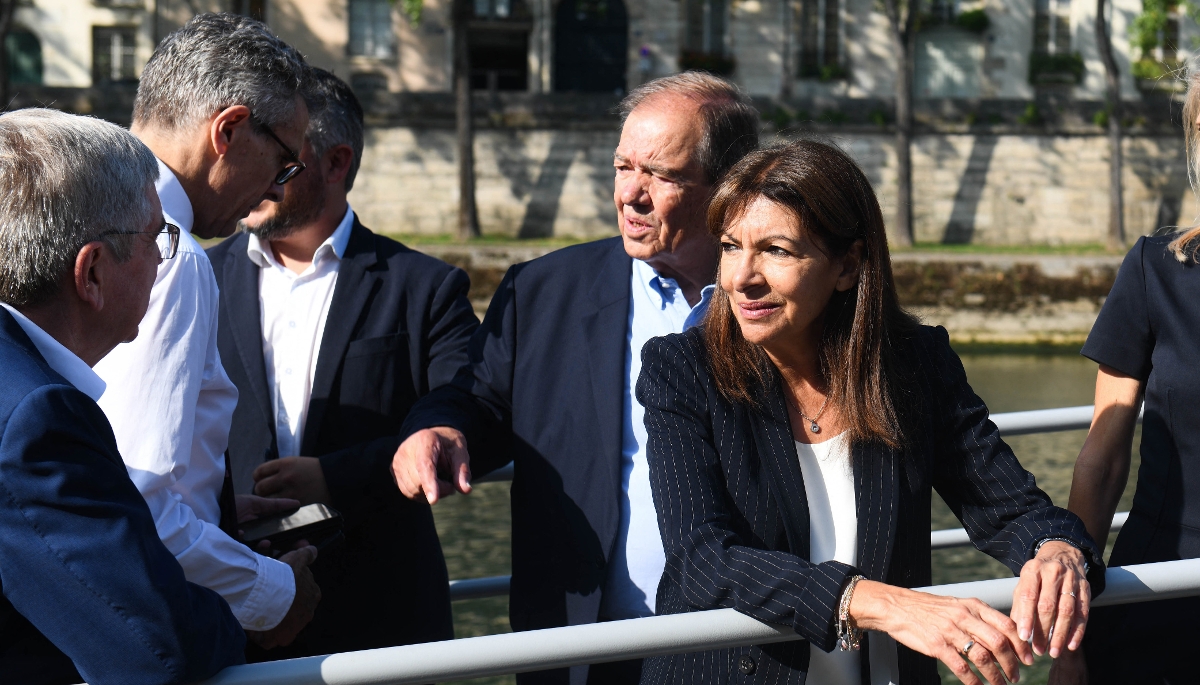Patrick Ollier, président de la Métropole du Grand Paris, et Anne Hidalgo, maire de Paris, en bord de Seine, le 26 juillet 2025, à l'occasion du premier anniversaire des JO de Paris.