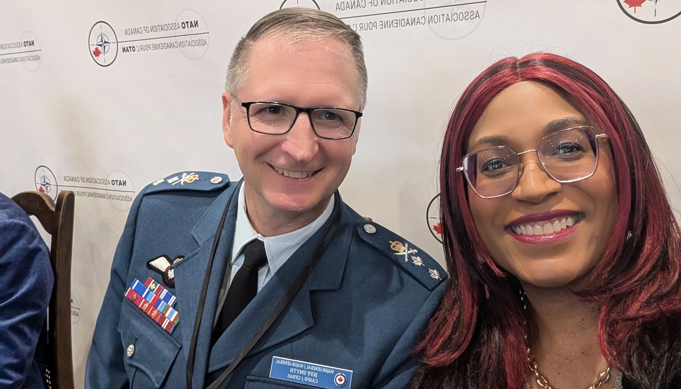 Paula Folkes, sous-ministre adjointe des services publics et de l'approvisionnement (Canada), au côté de Jeff Smyth, chef de l'Air and Space Force Development de l'armée de l'air canadienne, lors d'une rencontre de la NATO Association of Canada, fin décembre 2025.
