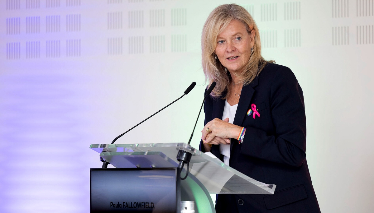 Paula Fallowfield, DRH de Moët Hennessy, lors de la signature d'une charte avec l'association L'Autre Cercle il y a un mois.