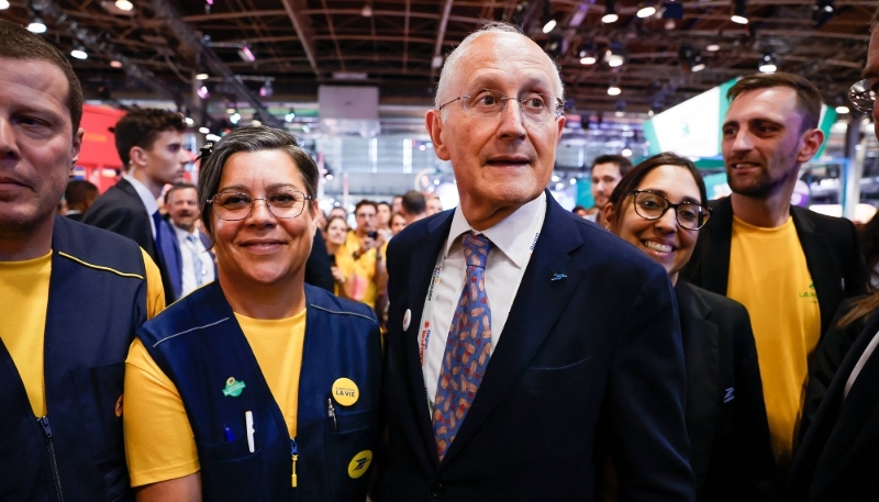 Philippe Wahl, PDG de La Poste, avec des collaborateurs du groupe, au salon VivaTech à Paris, en juin 2023.