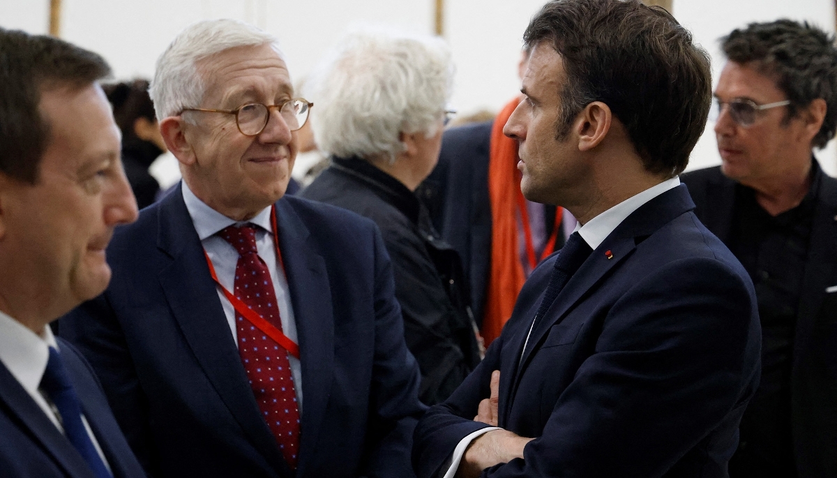 Philippe Bélaval (à g.) et Emmanuel Macron, le 5 avril 2023, à Pékin.