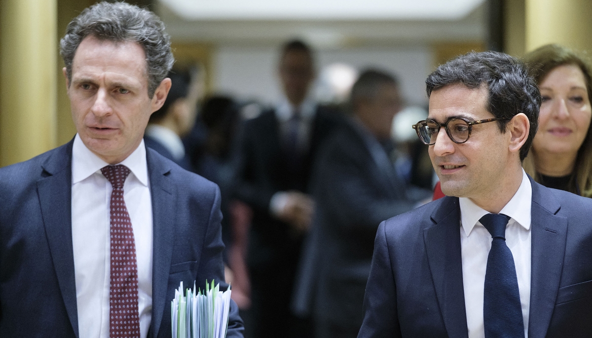 L'ambassadeur français auprès de l'Union européenne, Philippe Léglise-Costa (à g.), et le commissaire chargé de la prospérité, Stéphane Séjourné (ici en 2024 à Bruxelles).