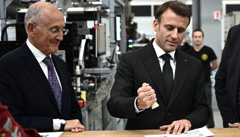 Philippe Wahl et Emmanuel Macron, le 7 novembre 2023, à Boulazac (Dordogne).