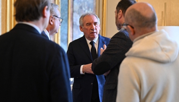 Le premier ministre François Bayrou, avec ses collaborateurs, Pierre-Emmanuel Portheret (de trois quarts, à gauche), Éric Thiers et Régis Lefebvre (de dos, à droite), à Matignon, en décembre 2024.