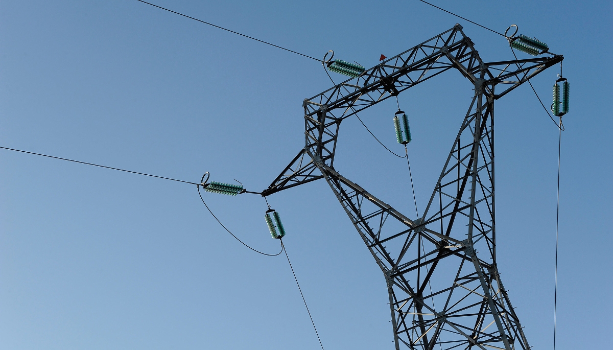Pilône électrique et ligne à haute tension.