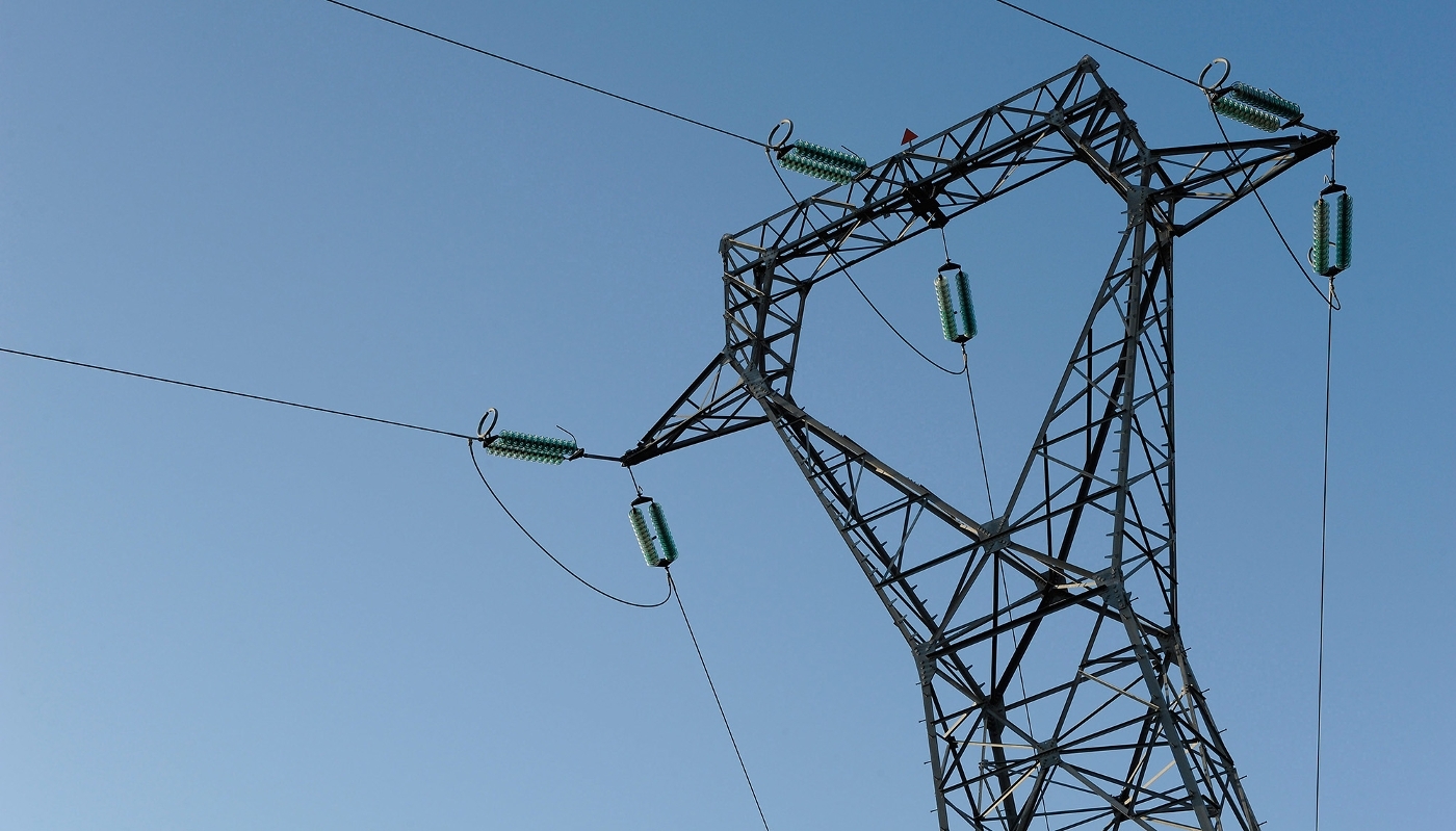 Pilône électrique et ligne à haute tension.