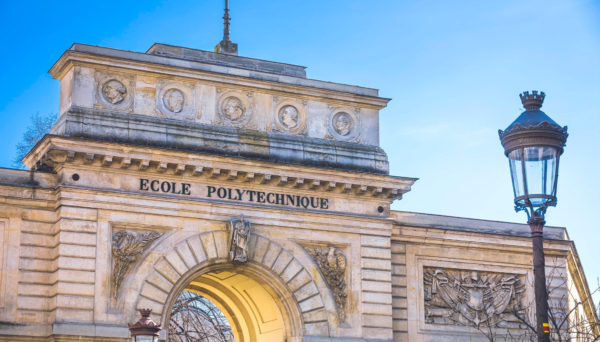 Vue de l'entrée de l'École polytechnique, dans le 5e arrondissement de Paris.