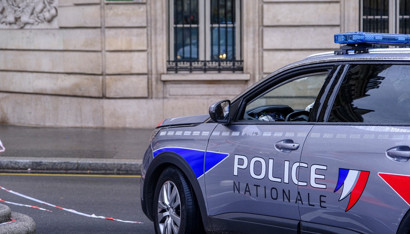 Vue d'une voiture de la police nationale dans une rue de Paris.