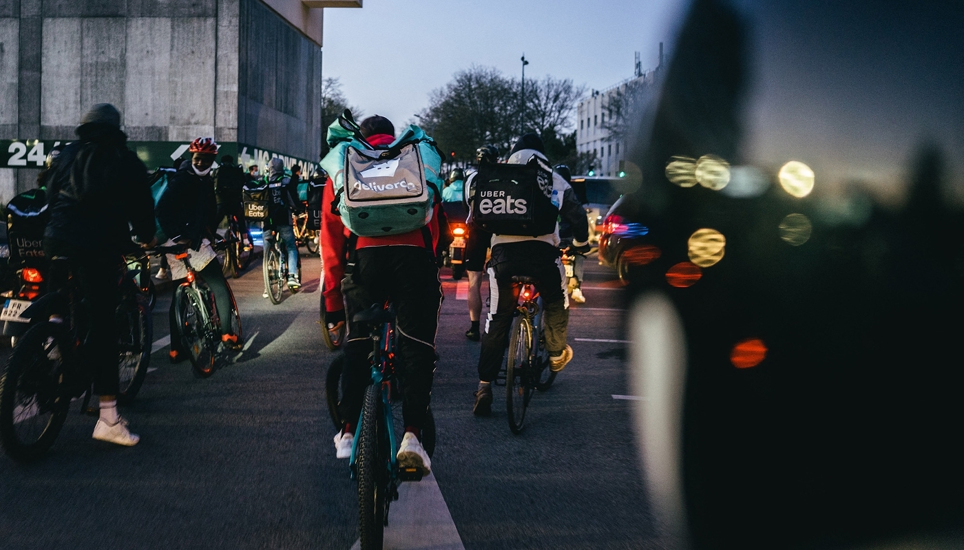 Livreurs, cyclistes et motorisés, dans une rue de Rennes, en avril 2021.