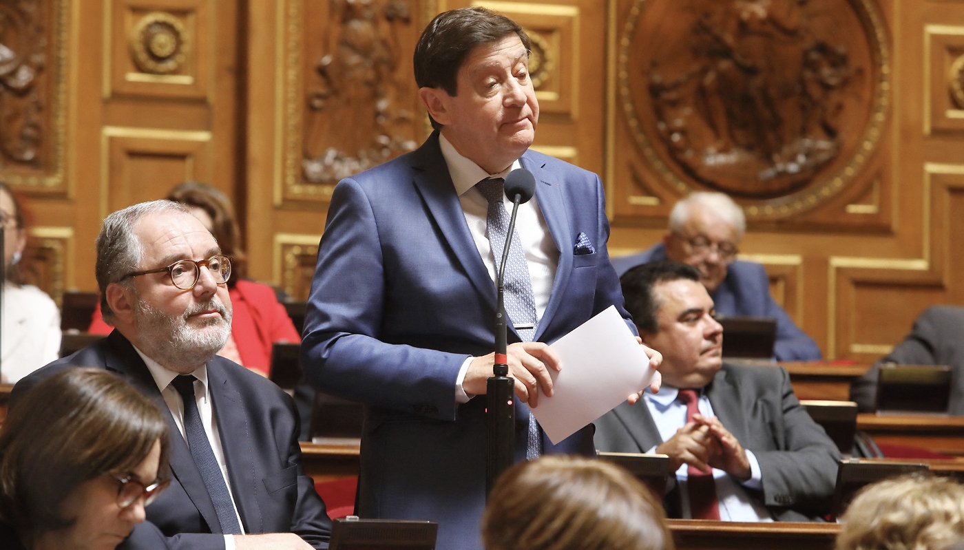 Rachid Temal (à g.), à côté du président du groupe socialiste, Patrick Kanner (à dr.), posant une question au gouvernement, au Sénat, le 25 juin 2025.