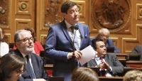 Rachid Temal (à g.), à côté du président du groupe socialiste, Patrick Kanner (à dr.), posant une question au gouvernement, au Sénat, le 25 juin 2025.