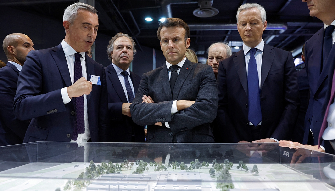 Au premier plan, devant la maquette de l'usine Symbio présentée au Mondial de l'automobile, de gauche à droite, Philippe Rosier, PDG de Symbio, Emmanuel Macron et le ministre des finances Bruno Le Maire, le 17 octobre 2022.