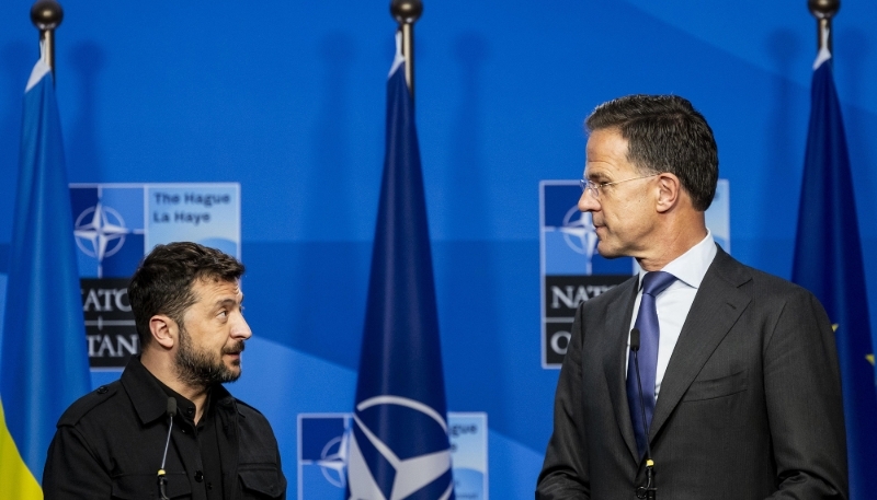 Volodymyr Zelensky et le secrétaire général de l'OTAN Mark Rutte, lors du sommet de l'OTAN à La Haye, le 24 juin 2025.