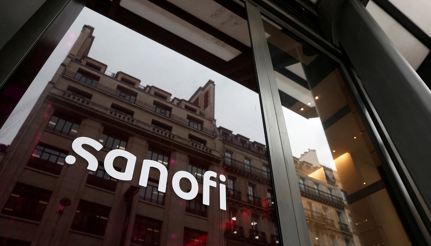 Vue du logo de Sanofi au siège de la société, à Paris, en février 2022.