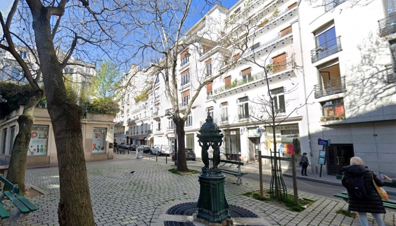 Vue de la placette situées devant l'immeuble Henri Sauvage, à Paris. 