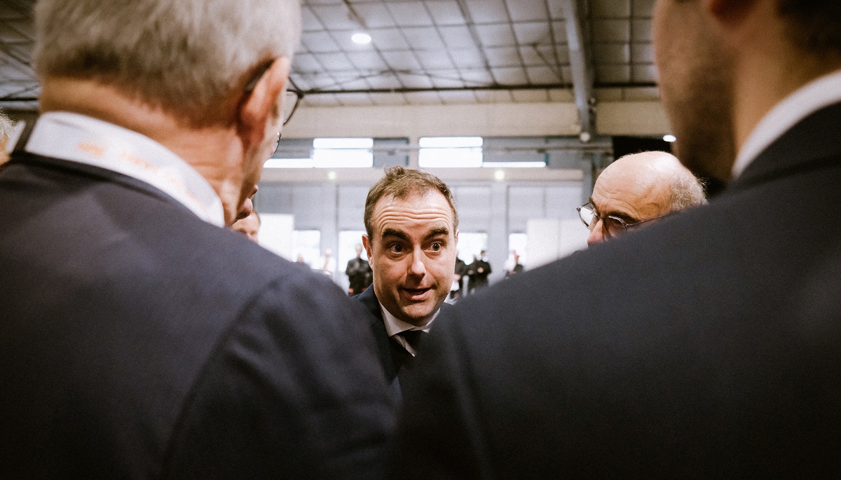 Le premier ministre Sébastien Lecornu, en discussion avec des présidents de conseils départementaux, lors des 94e Assises des départements, à Albi (Tarn), le 14 novembre 2025.
