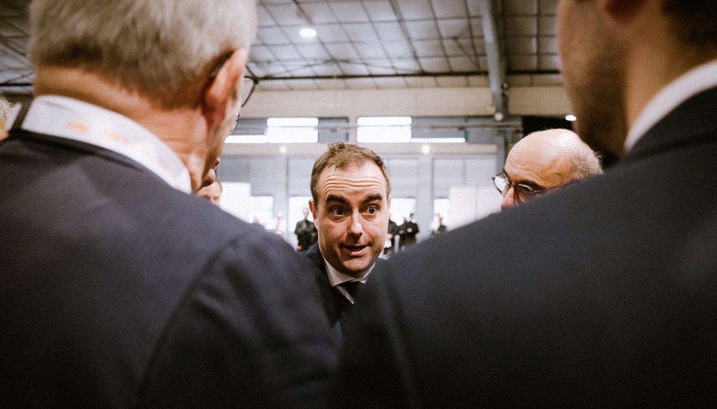 Le premier ministre Sébastien Lecornu, en discussion avec des présidents de conseils départementaux, lors des 94e Assises des départements, à Albi (Tarn), le 14 novembre 2025.