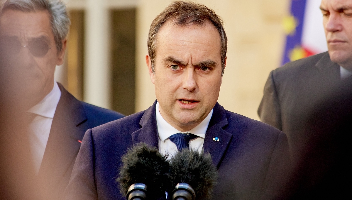 Le premier ministre Sébastien Lecornu, sur le perron de l'Hôtel de Matignon, le 21 avril 2026. 