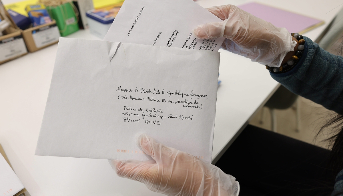 L'Élysée a reçu un peu plus de 100 000 courriers en 2024, dont un tiers de lettres papier.