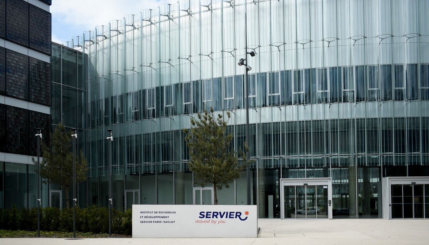 Le logo de Servier, devant l'institut R&D du groupe à Paris-Saclay.