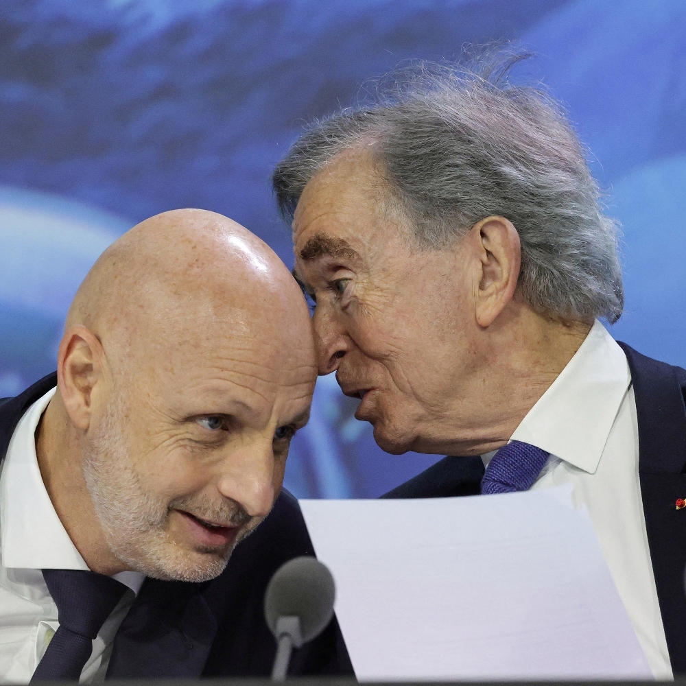 Bernard Arnault, PDG du groupe LVMH, échange avec son numéro deux, Stéphane Bianchi, directeur général adjoint, lors de l'assemblée générale annuelle du groupe au Carrousel du Louvre, à Paris, le 23 avril 2026.