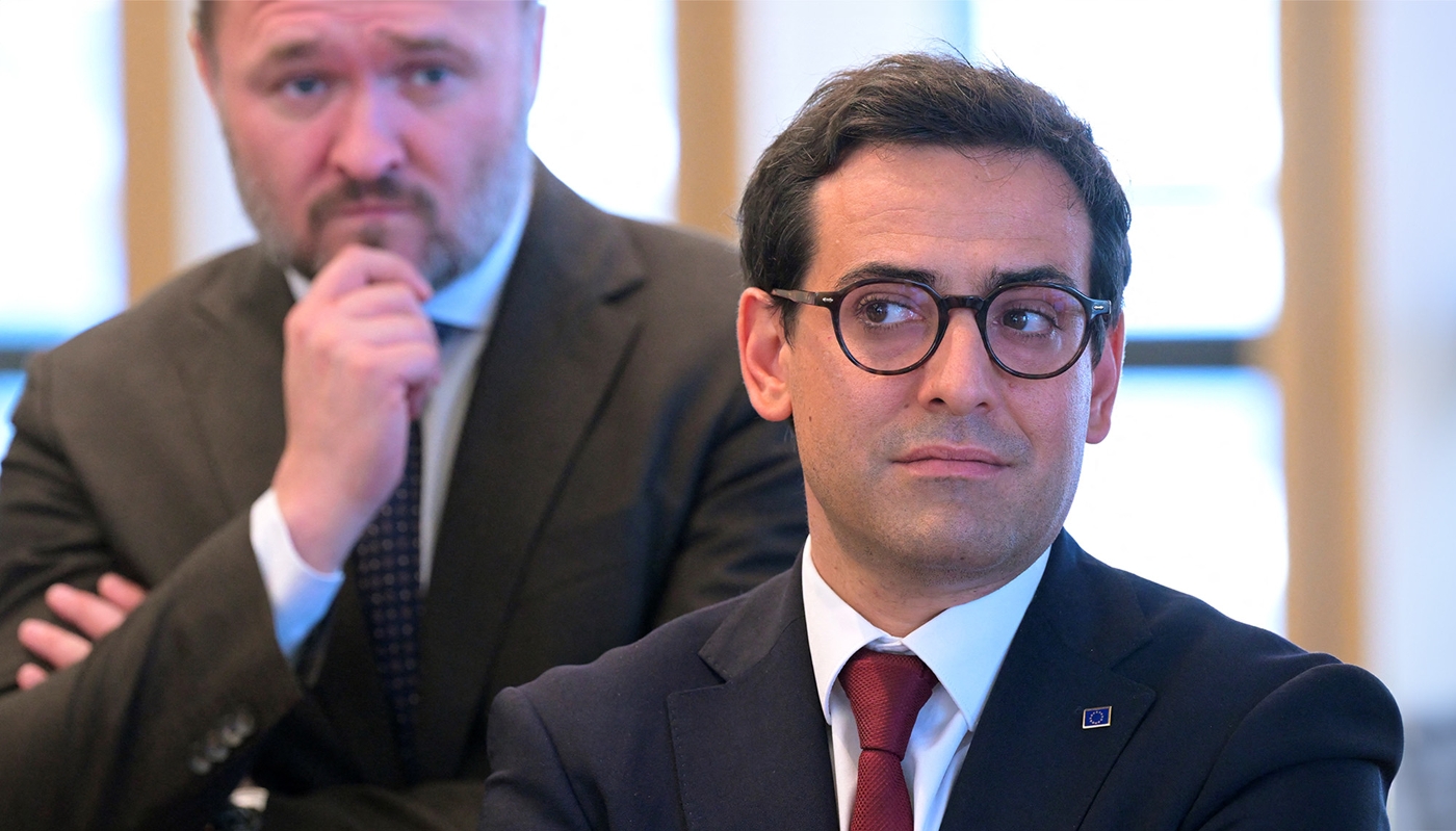 Stéphane Sejourné, avec le Danois Dan Jørgensen, futur commissaire danois à l'énergie, lors d'une réunion du conseil des commissaires à Bruxelles, le 18 septembre 2024.