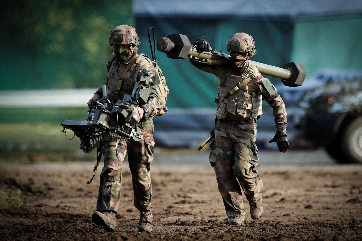 Deux soldats armés d'un Mistral, fabriqué par MBDA.