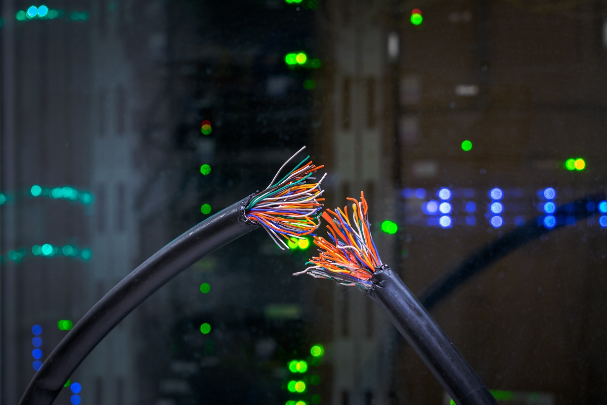 Depuis trois ans, SFR a utilisé toute son influence pour freiner le développement de Kosc telecom.
